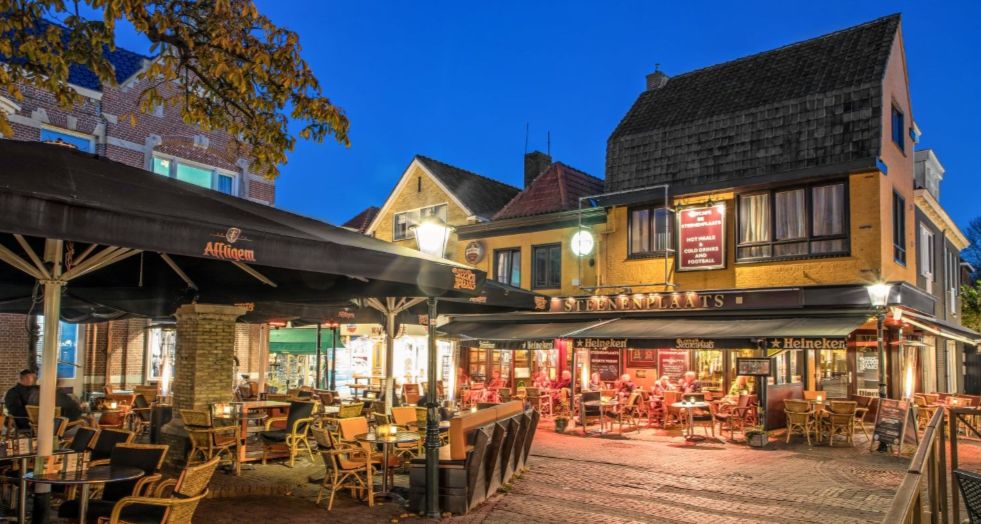 kerk van den hoorn tijdens zonsondergang texel